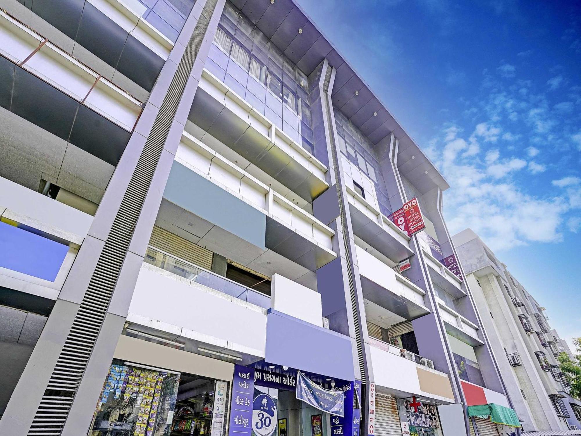 Hotel O Nova Rooms Surat Exterior foto