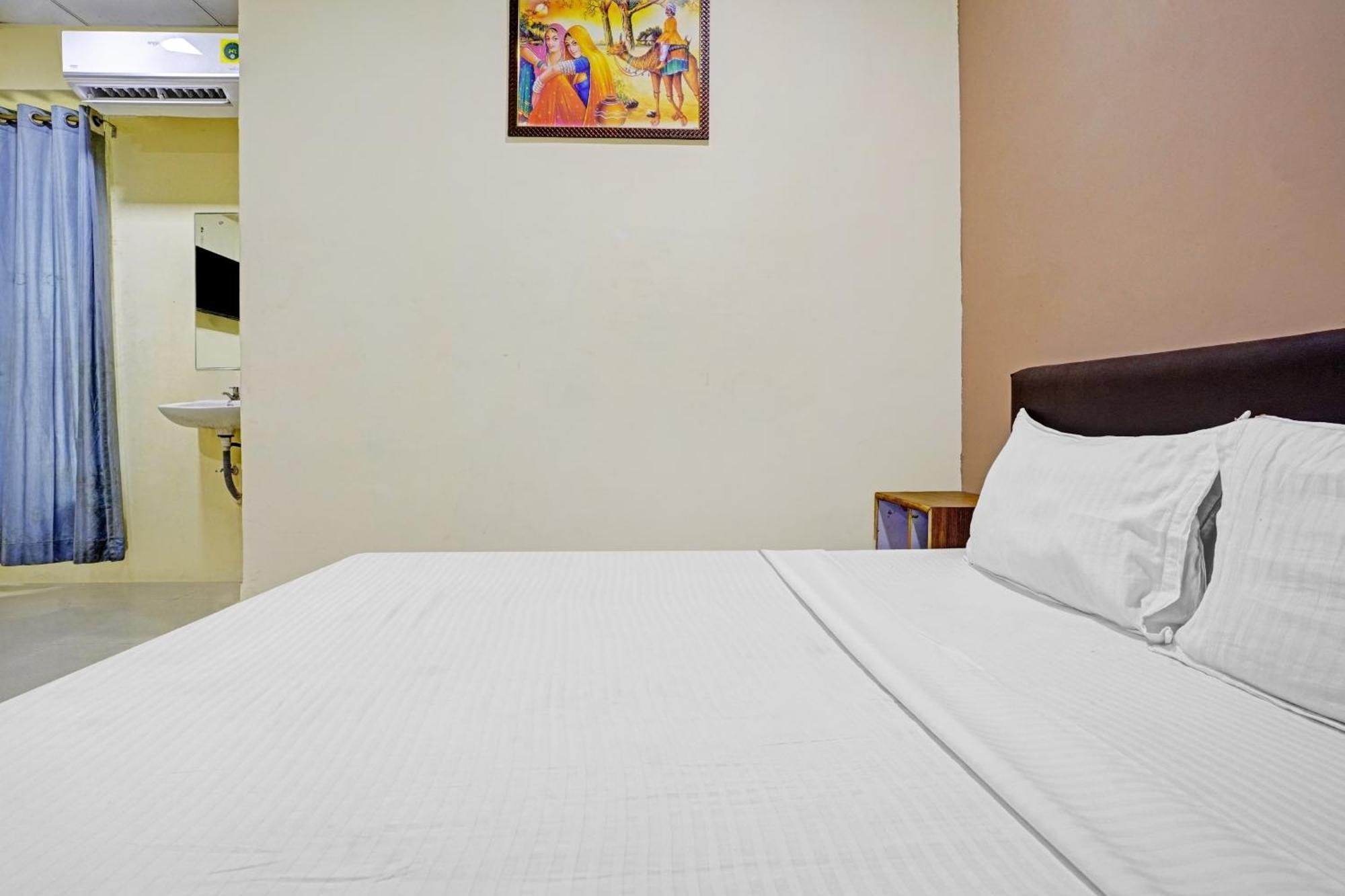 Hotel O Nova Rooms Surat Exterior foto