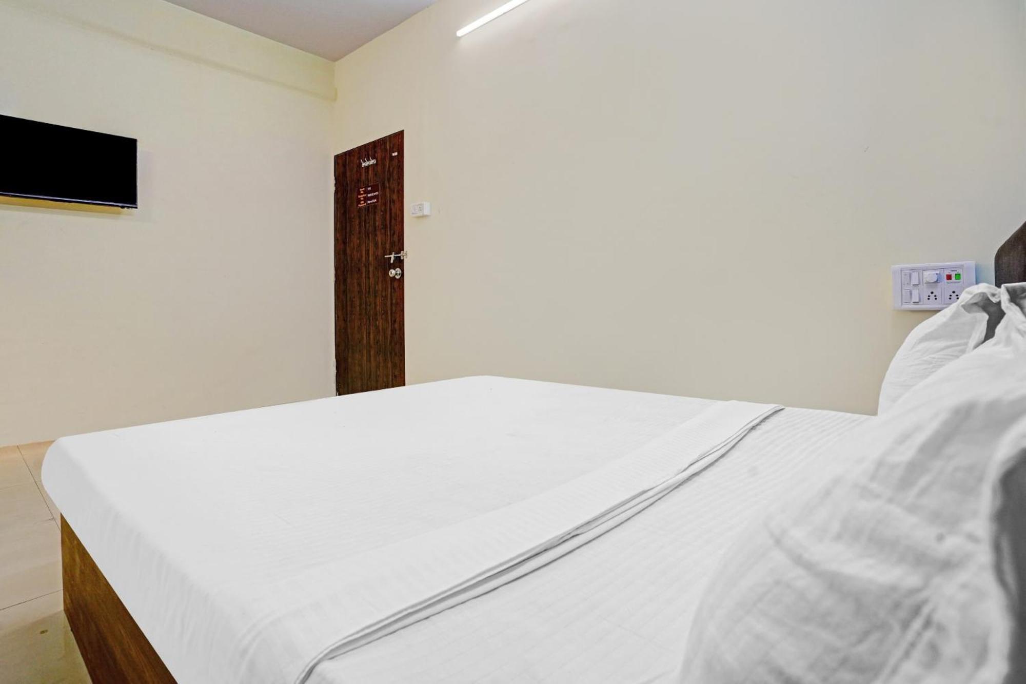 Hotel O Nova Rooms Surat Exterior foto
