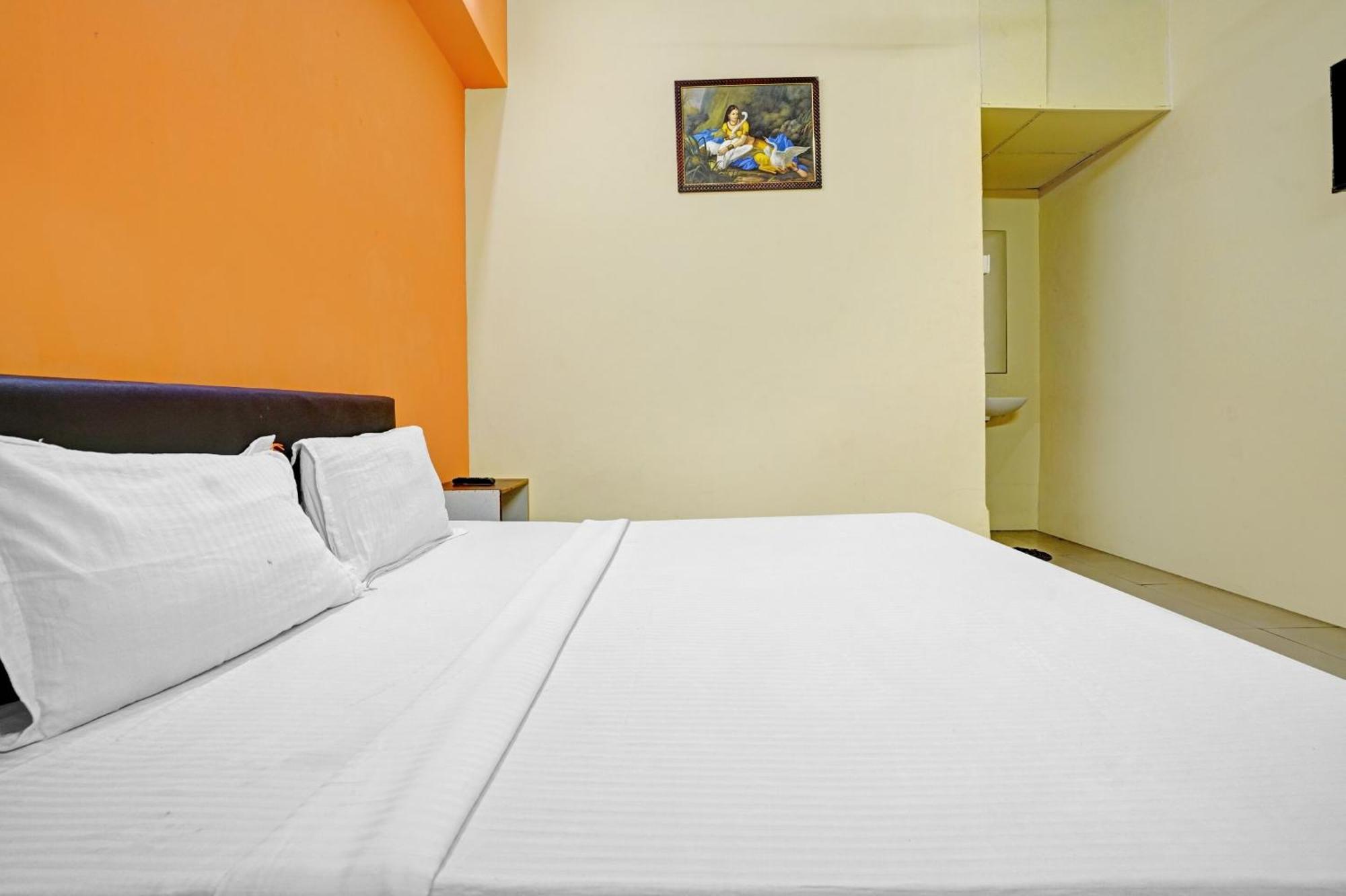 Hotel O Nova Rooms Surat Exterior foto