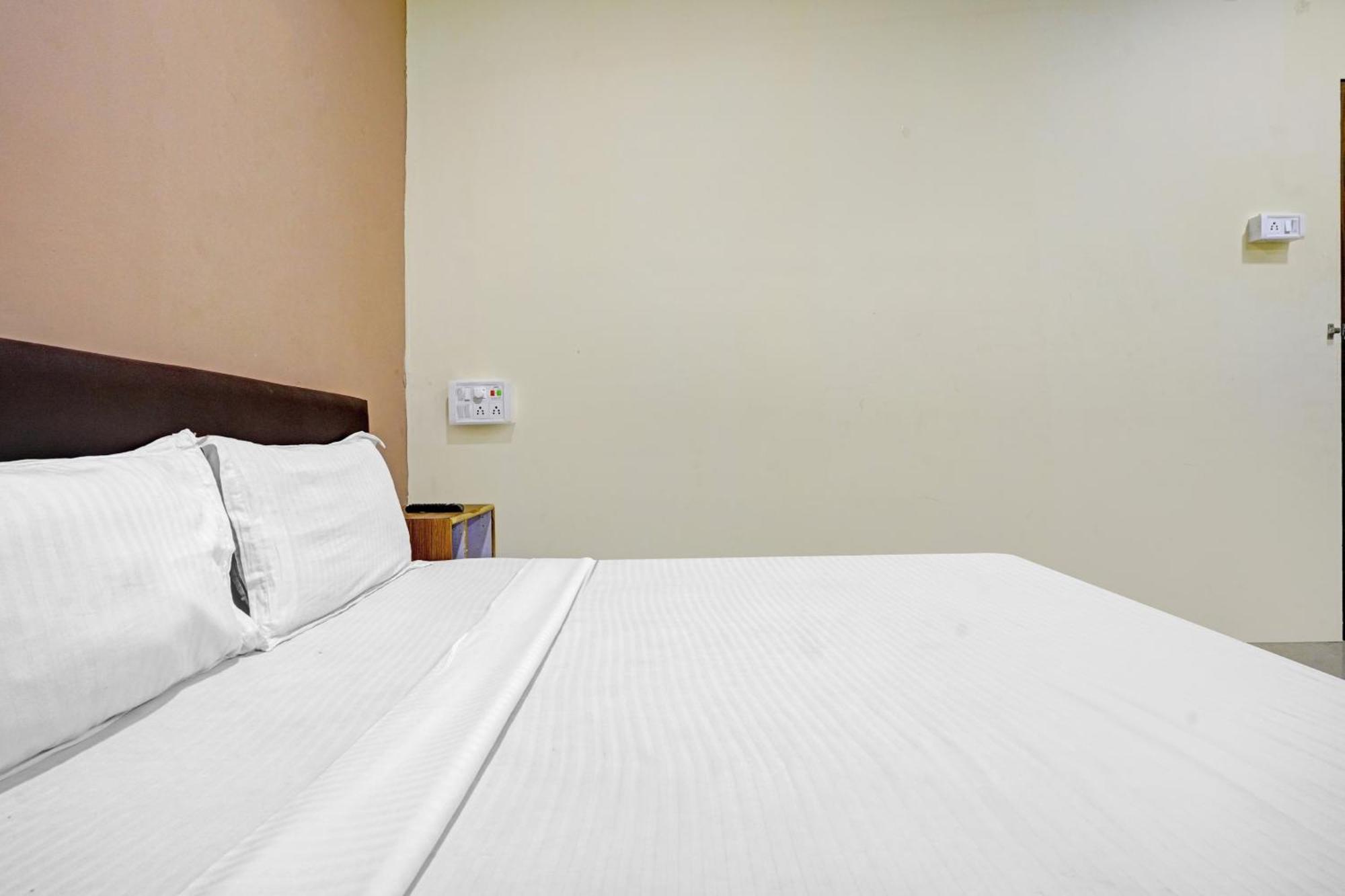 Hotel O Nova Rooms Surat Exterior foto